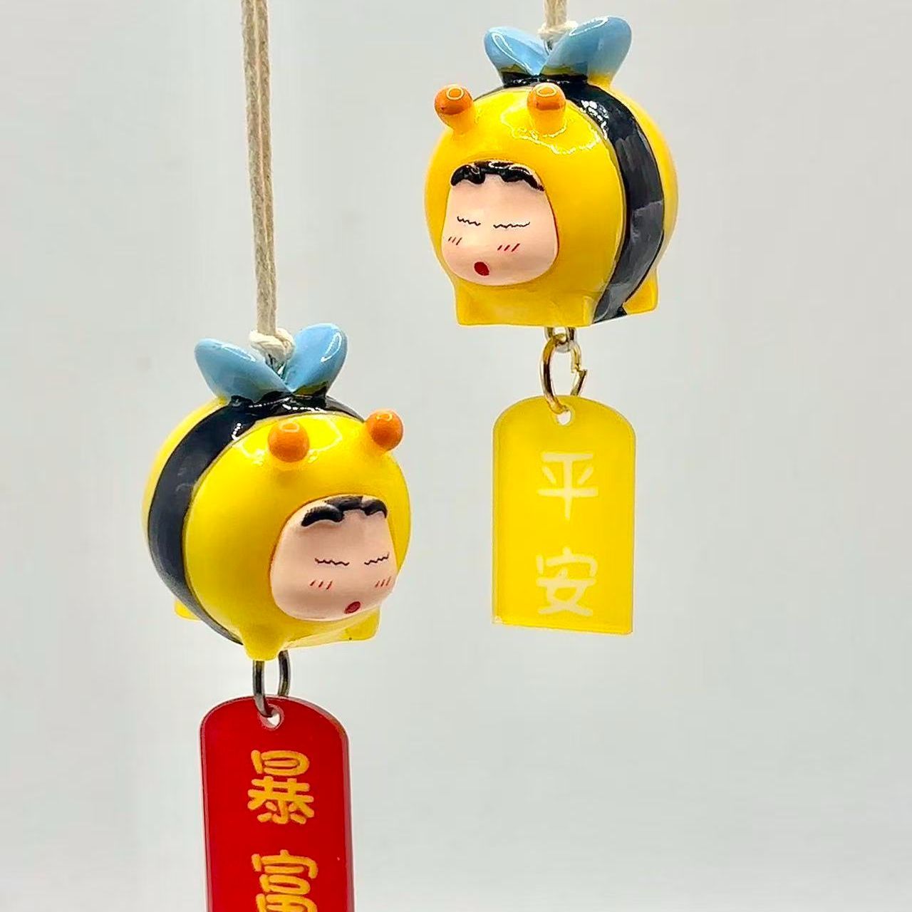Car Accessories For Decoration - Figur Cosplay Crayon Shin-chan Bee, Gantungan